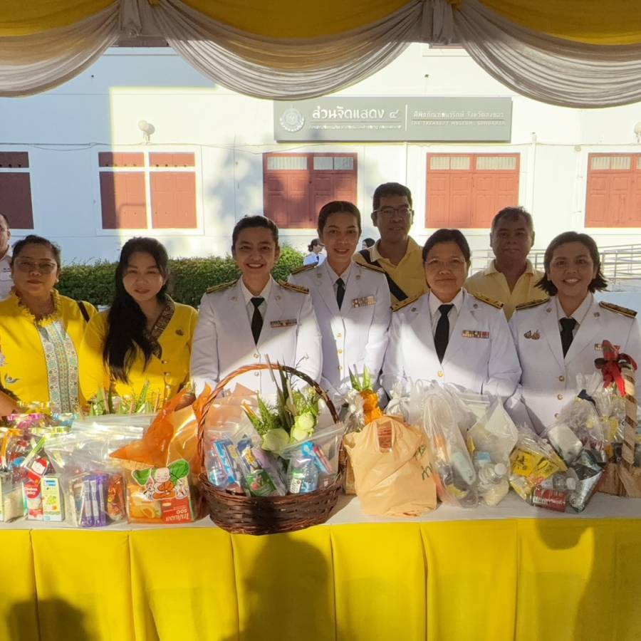 ร่วมพิธีวางพวงมาลาหน้าพระบรมฉายาลักษณ์ พระบาทสมเด็จพระบรมชนกาธิเบศร มหาภูมิพลอดุลยเดชมหาราช บรมนาถบพิตร (รัชกาลที่9)